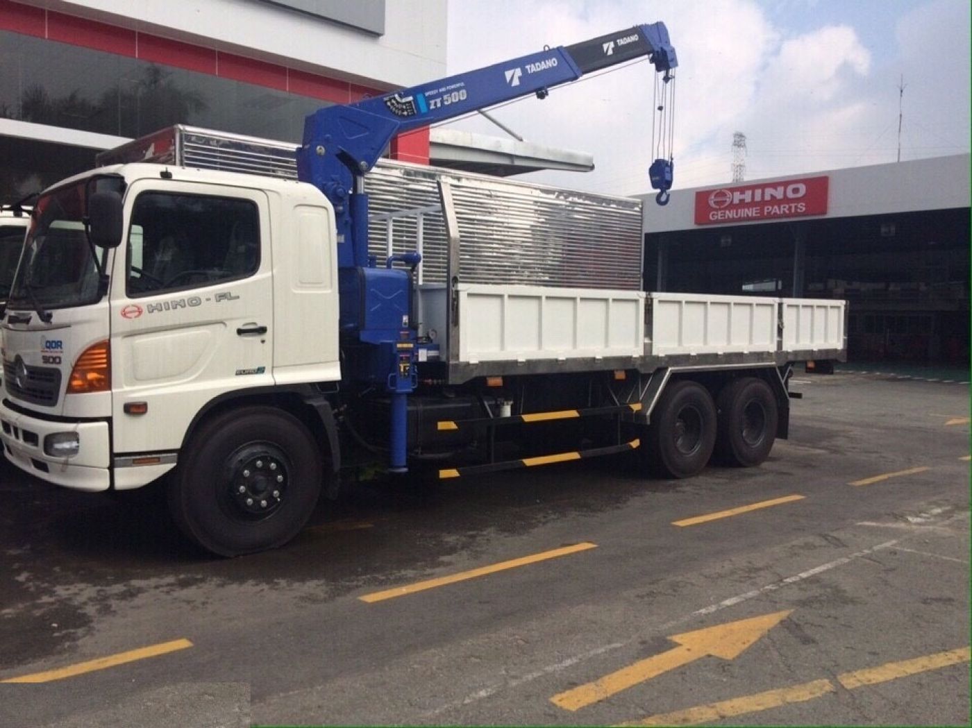 Xe tải Hino FL8 JTSA tải trọng 13.8 tấn gắn cẩu
