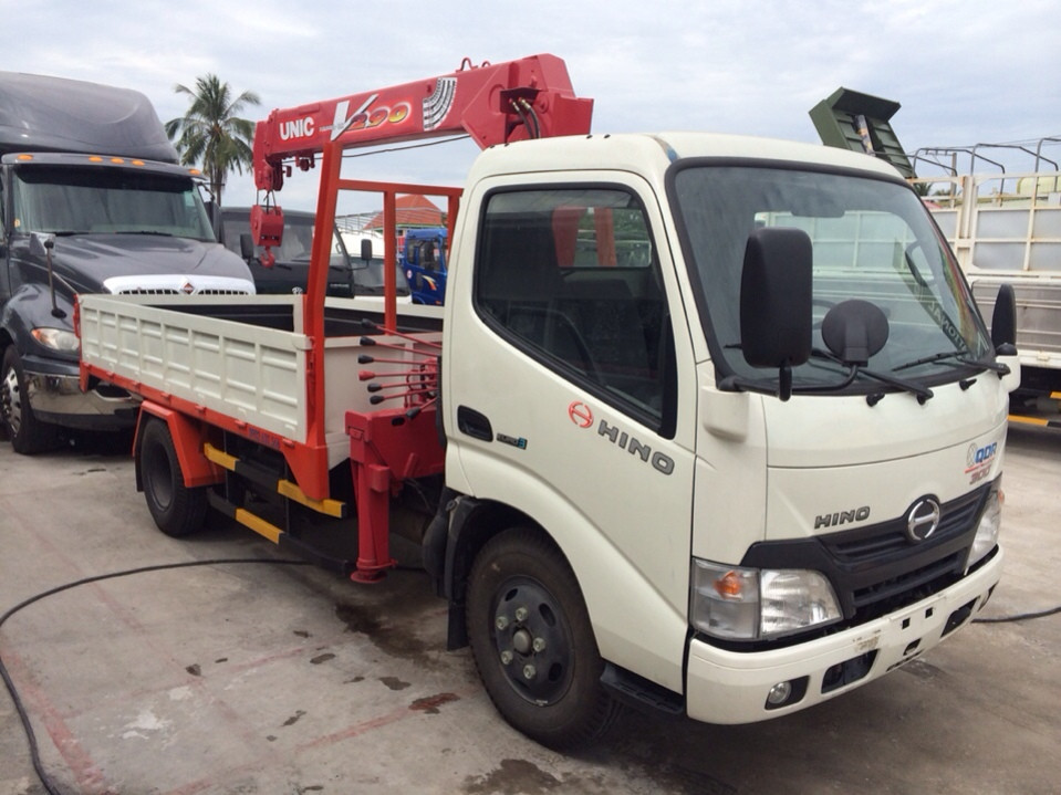 Xe tải Hino XZU650L tải trọng 1.1 tấn gắn cẩu